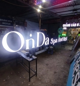 Chữ nổi mica đèn sáng trắng