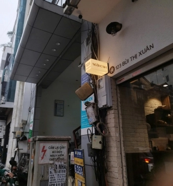 Biển vẫy mica xuyên đèn