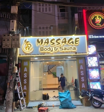 Biển alu chữ alu gương vàng hắt sáng mặt