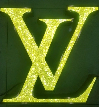 Chữ inox đổ đá xanh