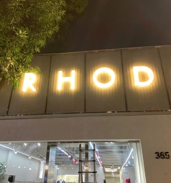 Chữ mica nổi chân mica xuyên đèn full chữ