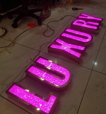 Chữ inox đổ đá hồng tím